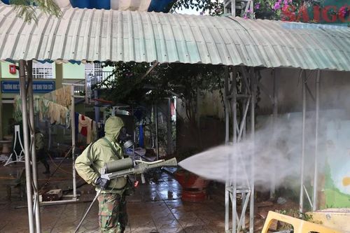 Quân khu 7 phun khử khuẩn vùng lũ D'ran (Lâm Đồng)