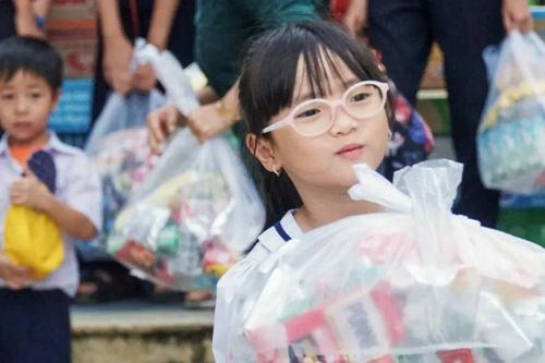Thành đoàn TPHCM tặng 1.500 suất quà đến học sinh vùng lũ Khánh Hòa