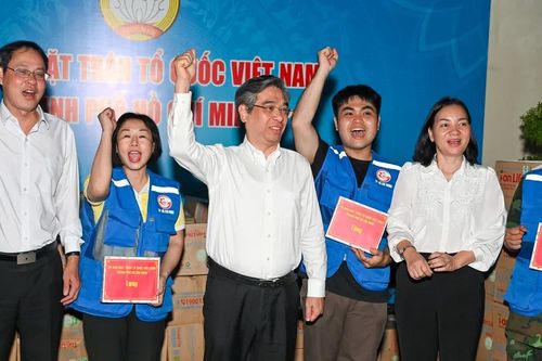 Những chuyến xe chở tấm lòng của TPHCM về khúc ruột miền Trung
