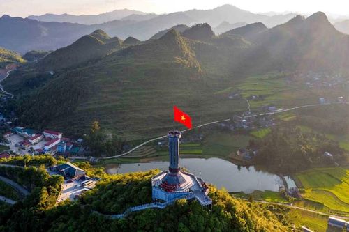 Lũng Cú tạm dừng xe chở khách lên cột cờ, du khách cần lưu ý khi tham quan
