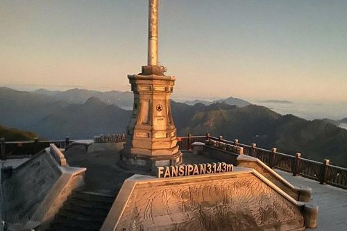 Băng giá phủ trắng Fansipan, du khách háo hức săn khoảnh khắc đầu mùa