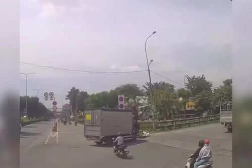 Cố vượt xe tải đang rẽ, cô gái bị đâm ngã trên đường