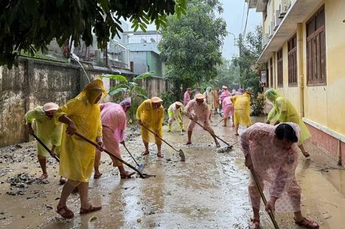 CSGT TP HCM lội bùn giúp dân khắc phục thiên tai ở Gia Lai