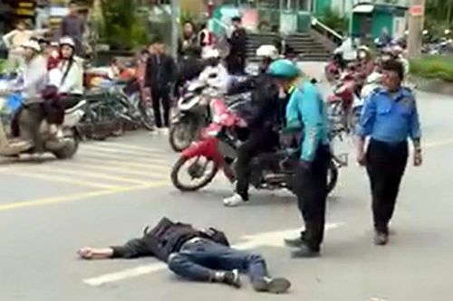 Triệu tập đối tượng đánh người đàn ông bất tỉnh giữa phố ở Hà Nội