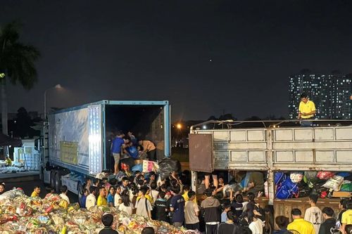 Sinh viên TPHCM xuyên đêm gói ghém nghĩa tình gửi miền Trung