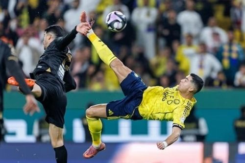 Lập siêu phẩm 'ngả bàn đèn', Ronaldo đạt mốc 954 bàn thắng