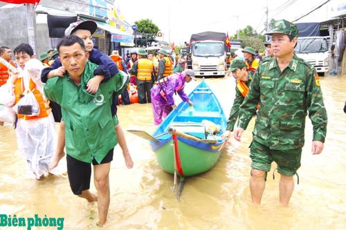 Bám trụ tuyến đầu giúp dân trong mưa lũ