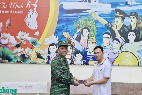 Trung tá Biên phòng nhặt được của rơi trong nước lũ và trả lại người mất