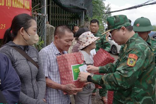 Đoàn công tác Bộ Tư lệnh BĐBP thăm, tặng quà người dân vùng lũ Khánh Hòa