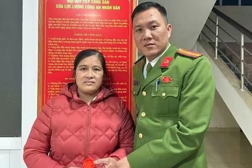 Trao trả 4 chỉ vàng cho người dân bỏ quên trong đồ cứu trợ