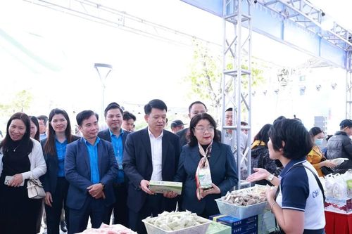 Hội chợ hàng Việt giảm giá 40% phục vụ công nhân Thủ đô