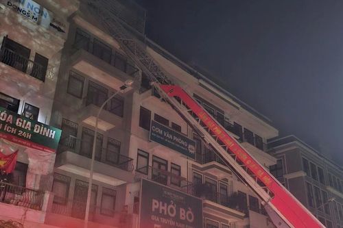 Hà Nội: Cảnh sát dùng xe thang giải cứu 5 người mắc kẹt trong vụ cháy nhà