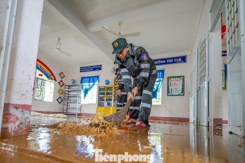 Cảnh sát cơ động Tây Nguyên tiếp sức các điểm trường tâm lũ Hòa Thịnh