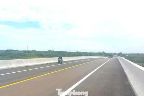 Nhìn toàn cảnh cầu vượt sông Sài Gòn nối TPHCM và Tây Ninh trước ngày thông xe