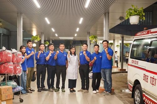 Nhiều bác sĩ ở TPHCM xuyên đêm vào tâm lũ dữ cứu dân