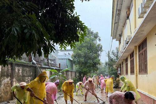 CSGT TP HCM vượt lũ ra Quy Nhơn hỗ trợ, người dân 'mừng như gặp người thân'