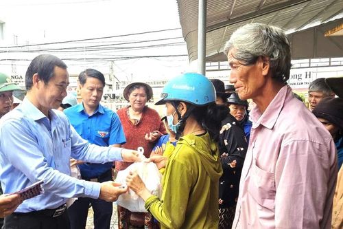 Đoàn công tác Ủy ban Trung ương MTTQ Việt Nam thăm hỏi, trao quà hỗ trợ bà con vùng lũ Đắk Lắk