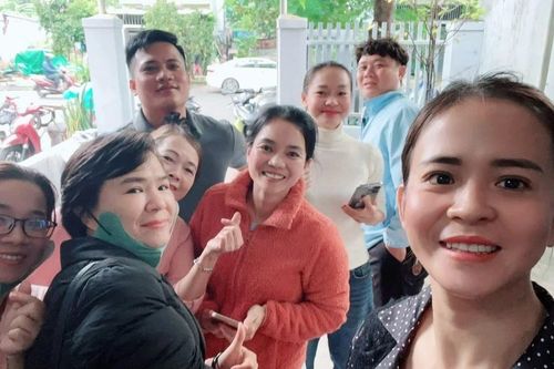 Trao lại túi vàng cho người để quên trong bao áo quần từ thiện