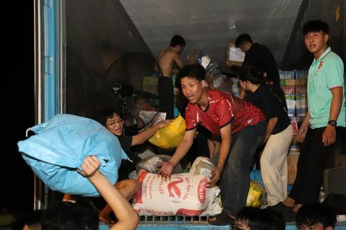 Bạn trẻ TPHCM miệt mài phân loại, chuyển hàng gửi đến người dân vùng lũ