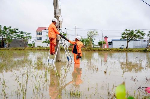 EVNCPC khẩn trương cấp điện trở lại cho hơn 1 triệu khách hàng sau ngập lụt
