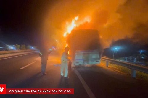 Cháy xe khách trên cao tốc TP.HCM - Trung Lương