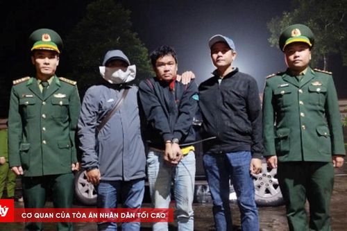 Bàn giao hai đối tượng truy nã sau khi nhập cảnh trái phép từ Lào