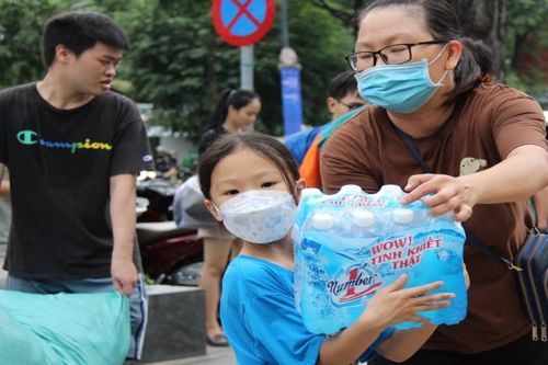 Những em bé ở TPHCM xắn tay cứu trợ vùng lũ: 'Con sợ đồ ướt, các bạn sẽ đói'