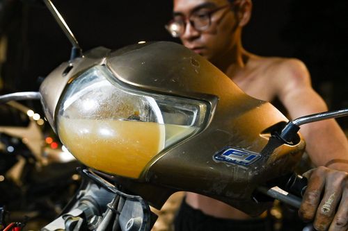 Người dân Nha Trang vật lộn sửa xe máy sau mưa lũ vì ngâm nước nhiều ngày
