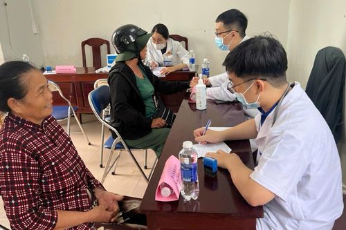Bác sĩ từ các bệnh viện lớn ở TPHCM chi viện khẩn cấp cho vùng lũ miền Trung