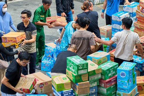 TPHCM tổng lực chi viện miền Trung, những chuyến xe 30 tấn xuyên đêm lên đường