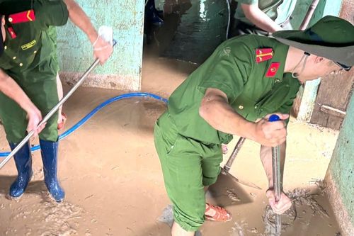 Hình ảnh quân đội, công an giúp dân dọn bùn, lợp mái nhà ở 'rốn lũ'
