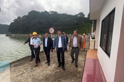 Hồ Đơn Dương xả điều tiết qua tràn đảm bảo an toàn công trình