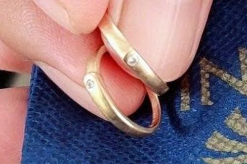 Nhặt túi vàng có cả nhẫn cưới trong đồ cứu trợ, người Đà Nẵng tìm chủ nhân