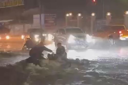 Quốc lộ ngập như 'sông', cuốn trôi cả xe máy