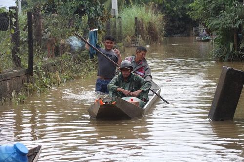 Nhiều giải pháp tiếp cận cứu trợ người dân vùng lũ cô lập còn lại ở Đắk Lắk