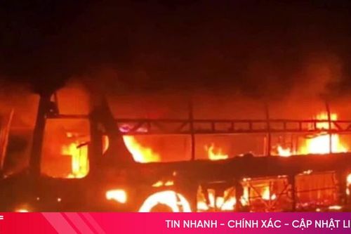 Xe giường nằm bốc cháy dữ dội khi đang chạy trên cao tốc