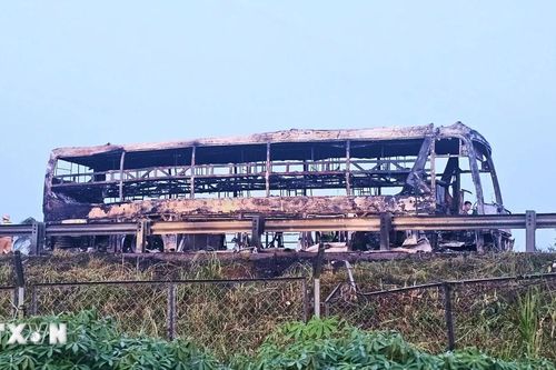 Hiện trường xe khách giường nằm bốc cháy trên cao tốc, 10 hành khách thoát nạn