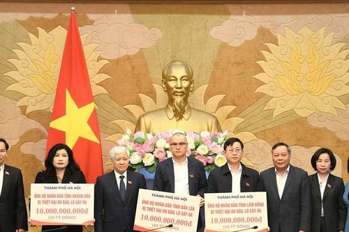 Thành phố Hà Nội trao 30 tỷ đồng hỗ trợ Đắk Lắk, Lâm Đồng và Khánh Hòa