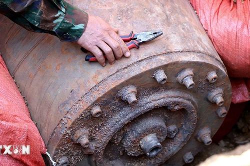 Hủy nổ an toàn quả bom khoảng 1,2 tấn được người dân phát hiện trên sông Lô