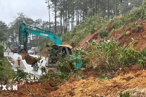 Tiếp tục sạt lở trên Quốc lộ 24 qua Măng Đen, giao thông tê liệt