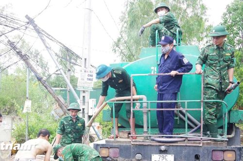 Bộ đội Biên phòng Nha Trang đưa nước sạch đến với bà con vùng lũ Đồng Rọ