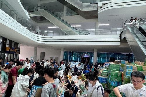 Sinh viên TP Hồ Chí Minh thức trắng đêm gói ghém nghĩa tình gửi về miền Trung