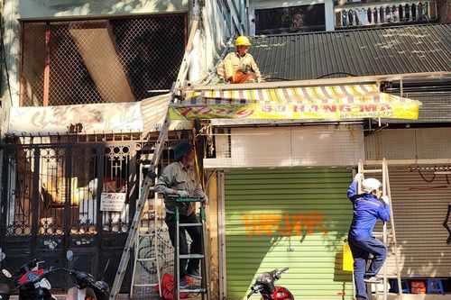 Ra quân 'giành lại' vỉa hè cho người đi bộ ở khu phố cổ Hoàn Kiếm
