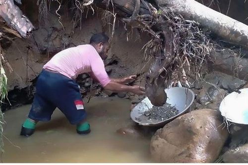 Indonesia đóng cửa 1.400 mỏ khai thác vàng trái phép