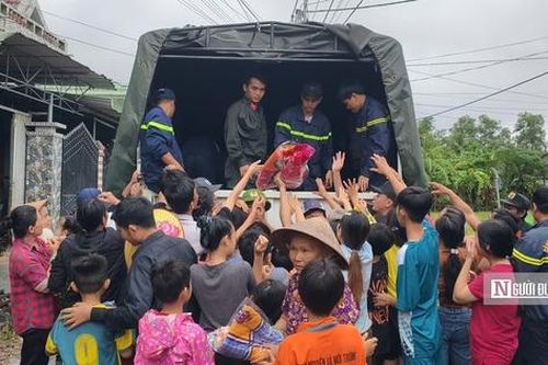 Hộp cơm trong lũ