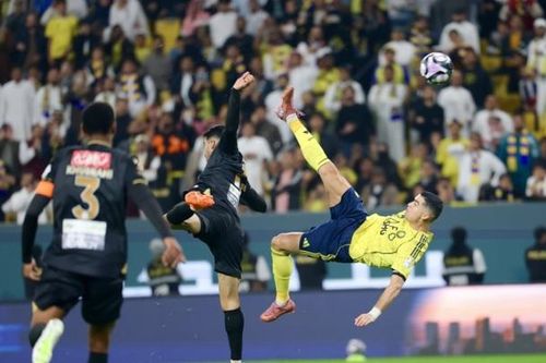 Clip: Ronaldo ghi siêu phẩm 'xe đạp chổng ngược' ở tuổi 40