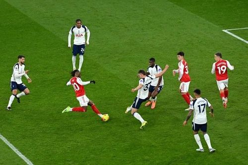 Tranh cãi bùng nổ sau bàn thắng mở tỉ số của Eze cho Arsenal