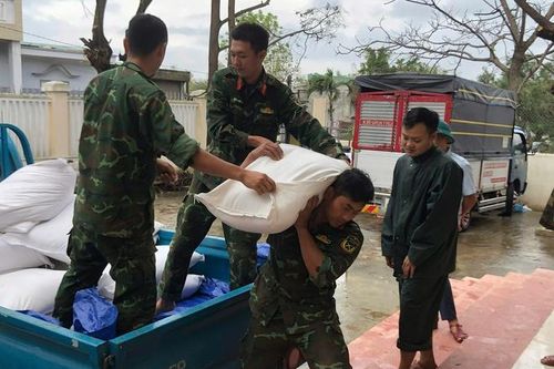 Đắk Lắk khen thưởng đột xuất những người hùng thầm lặng giữa tâm lũ
