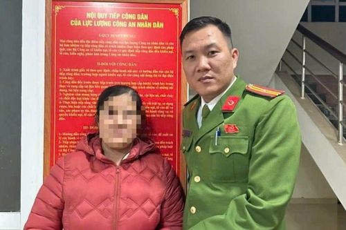 Phân loại quần áo cũ để gửi bà con vùng lũ, người phụ nữ phải vội vàng đi trình báo Công an