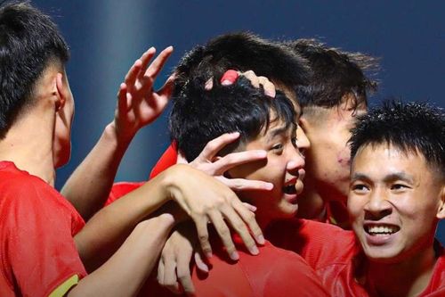 Tin tối 24/11: Việt Nam chính thức soán ngôi đầu của Malaysia